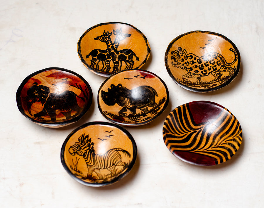 A SET OF SIX (6) TEAK WOOD ROUND SMALL PEANUT BOWLS