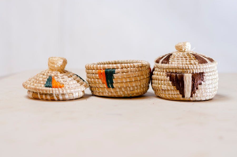 A SET OF 2 JEWELLERY BASKETS MADE OUT OF GRASS/SISAL